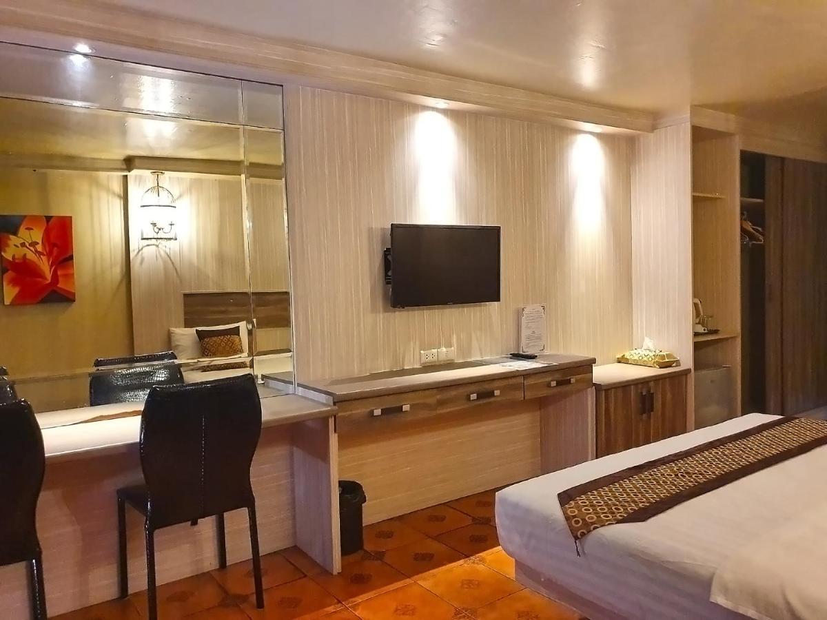 The Montana Lodge-Sathorn Банкок Екстериор снимка